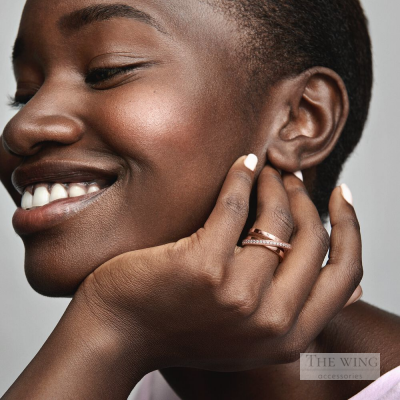 Nhẫn bạc mạ vàng hồng 14k Pandora Signature bản ba Pavé đan chéo trong suốt